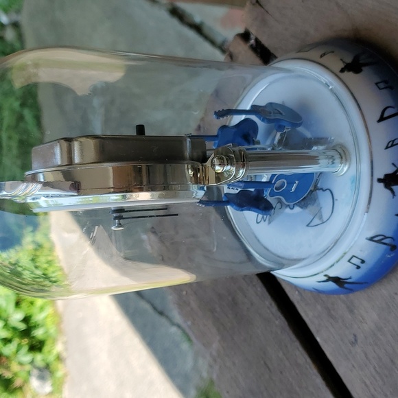 Kitchy Elvis clock with spinning guitars - Picture 3 of 12